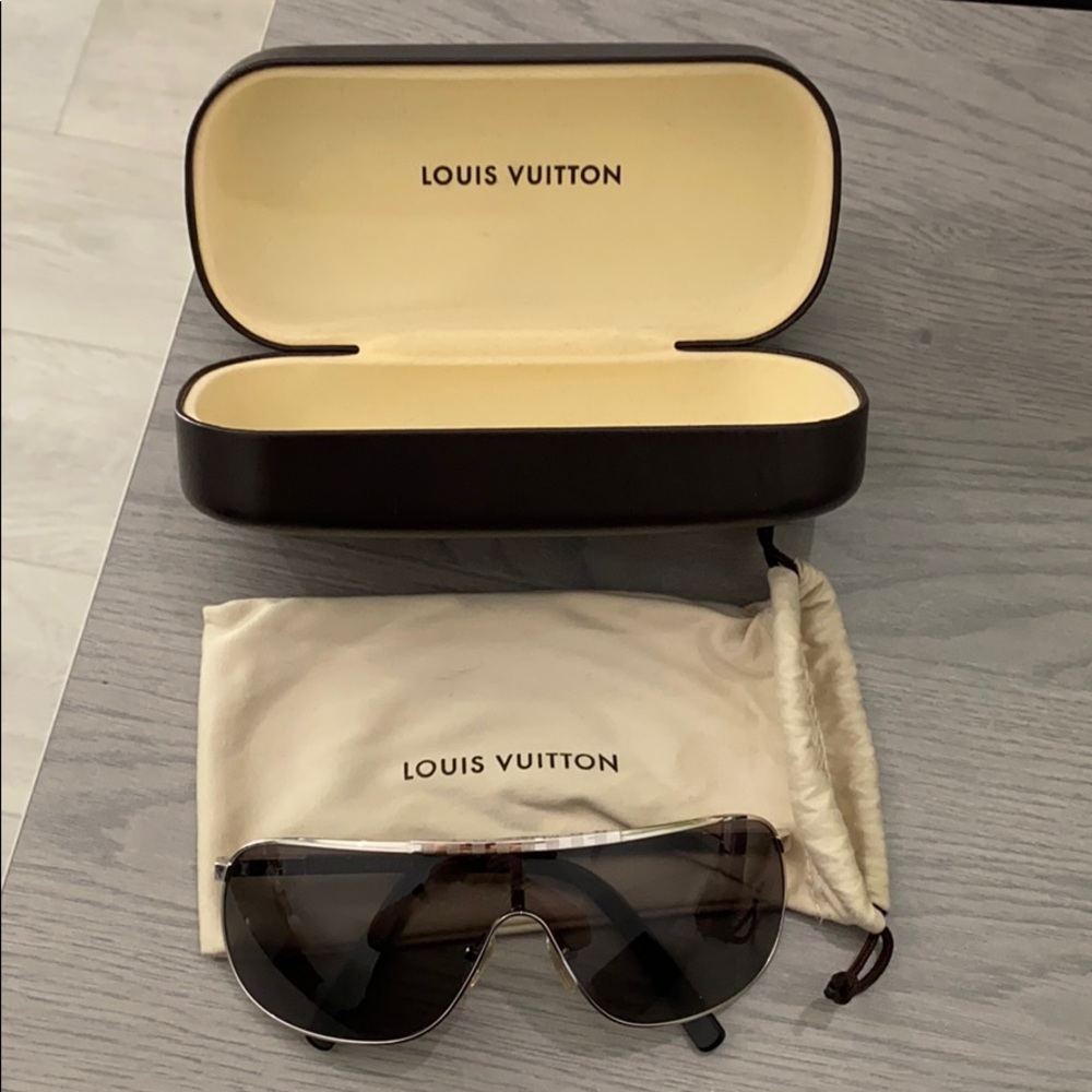 LV. Attraction Mask Silver and black sunglasses.